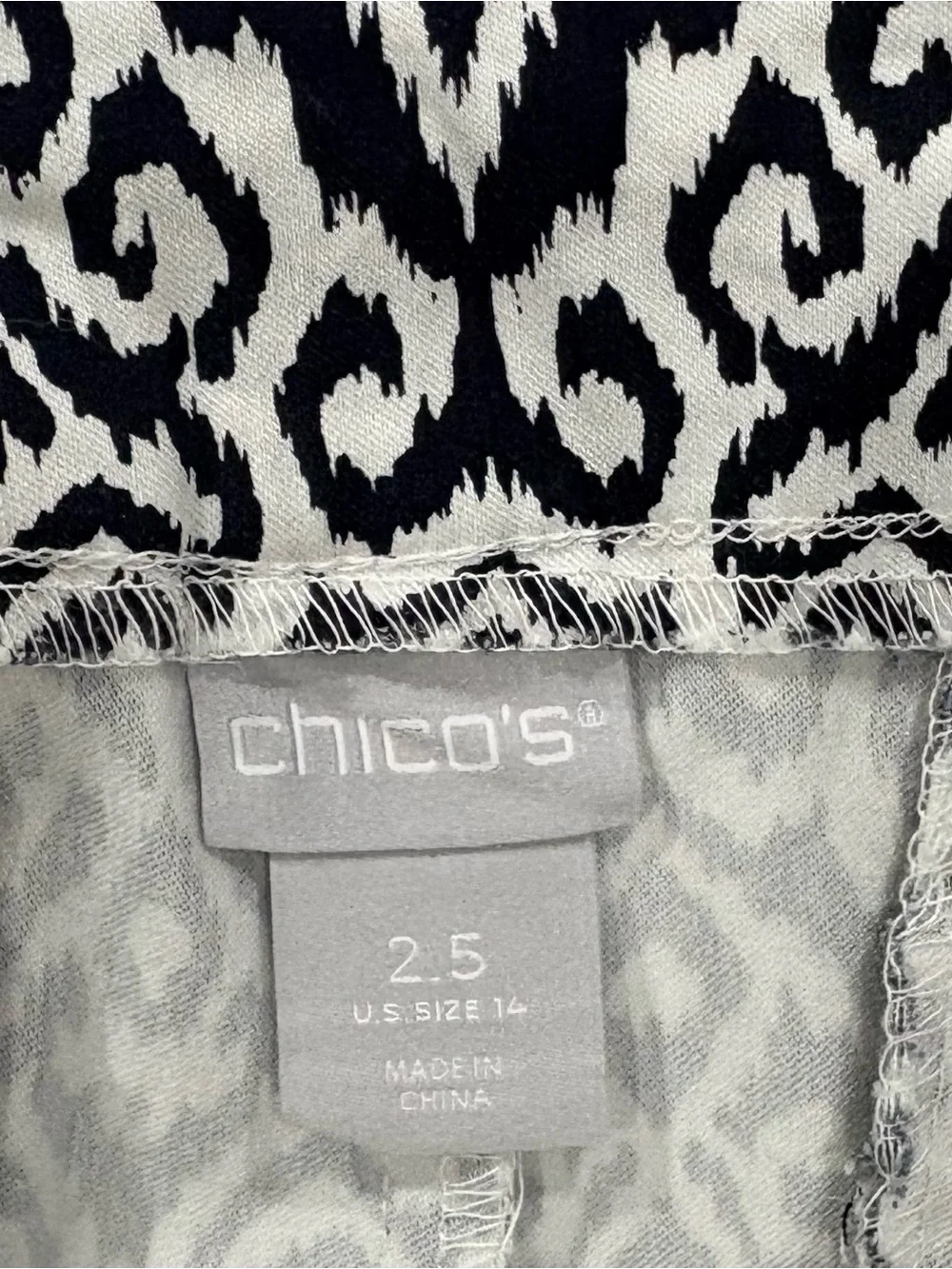 Chico’s Black & White Geometric Stretch Bermuda Shorts Size 2.5 = Women’s L/14